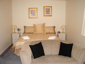 Executive Studio | Premium bedding, iron/ironing board, free WiFi, bed sheets - Aorangi Moanor Motel (Blenheim)