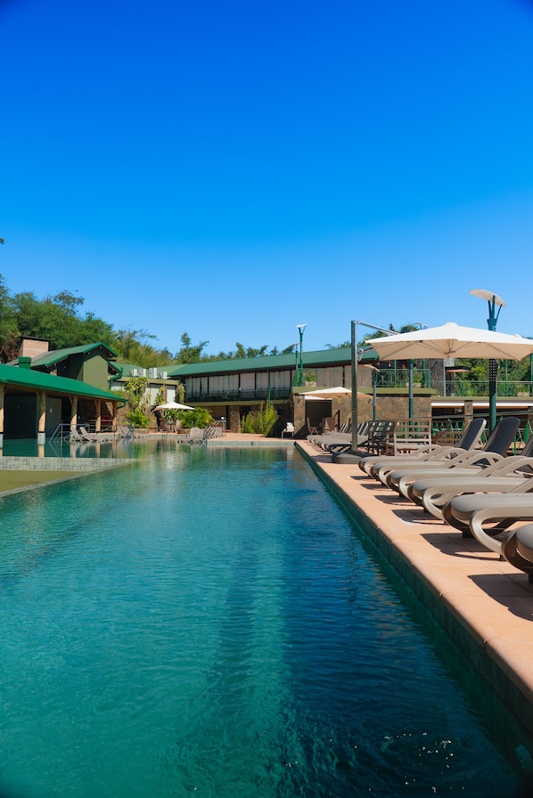 Piscine extérieure, parasols de plage, chaises longues