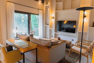 华丽套房 | 起居区 | 智能电视