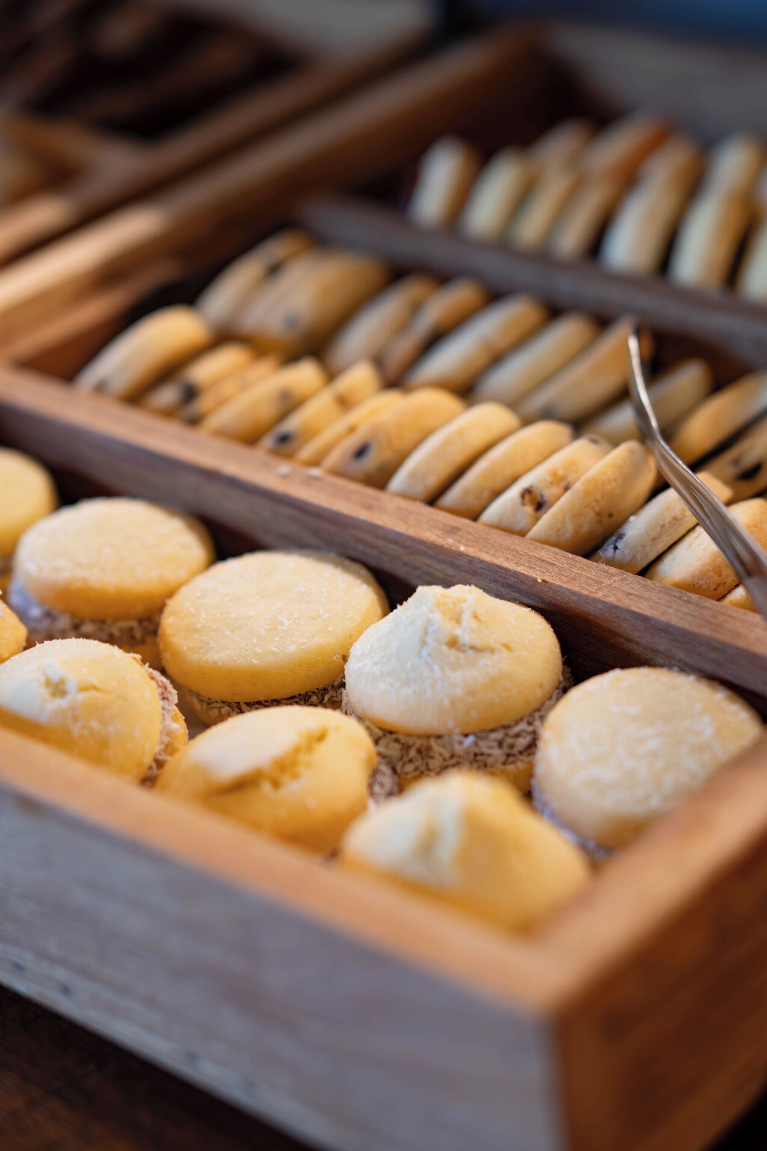 Una bandeja de madera con galletas y bizcochos.