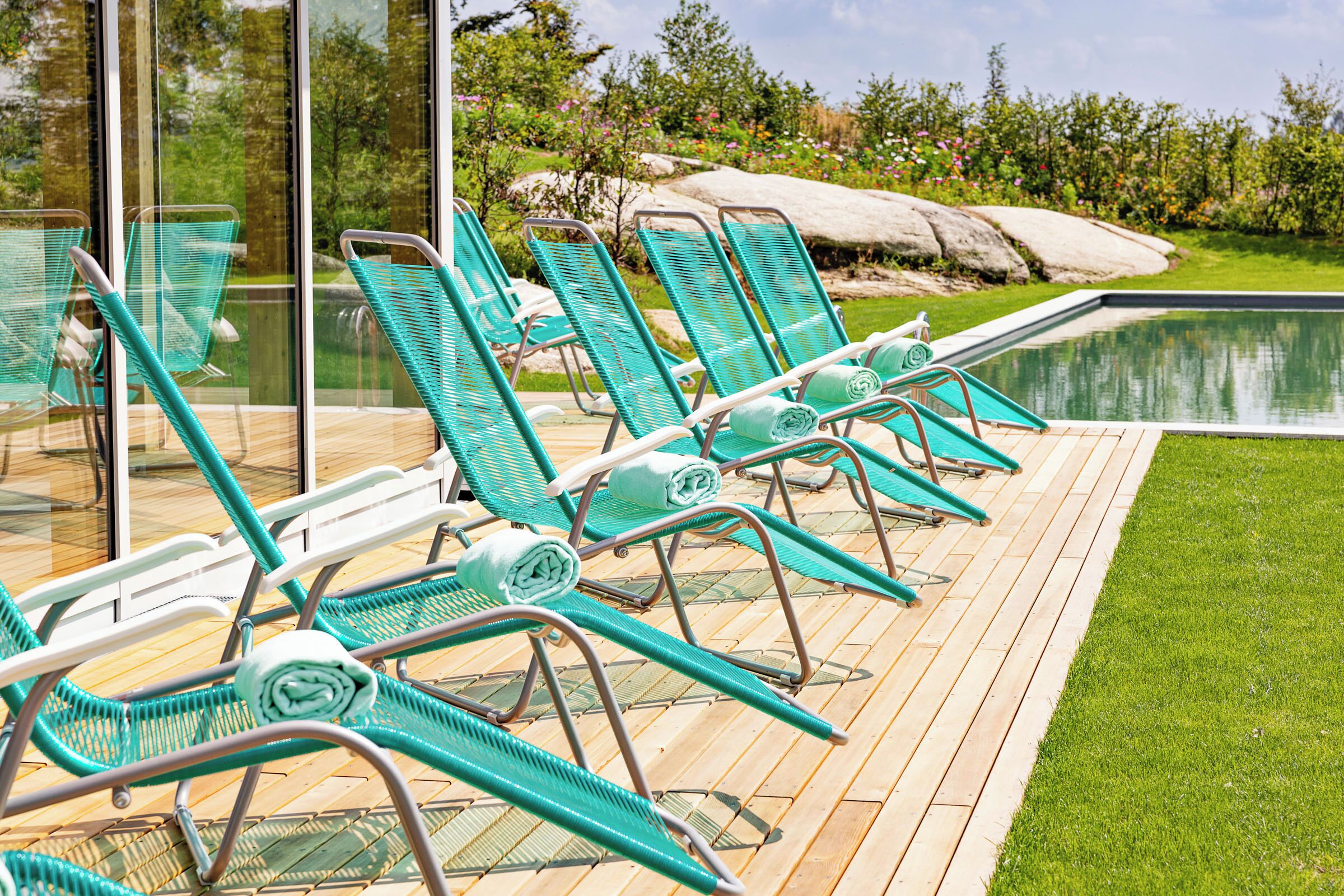 Inomhuspool och naturlig bassäng