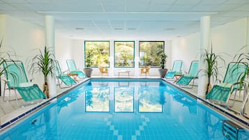 Una piscina techada, una piscina natural