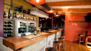 Bar (trong khuôn viên)
