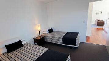 Kostenlose Babybetten, kostenloses WLAN, Bettwäsche