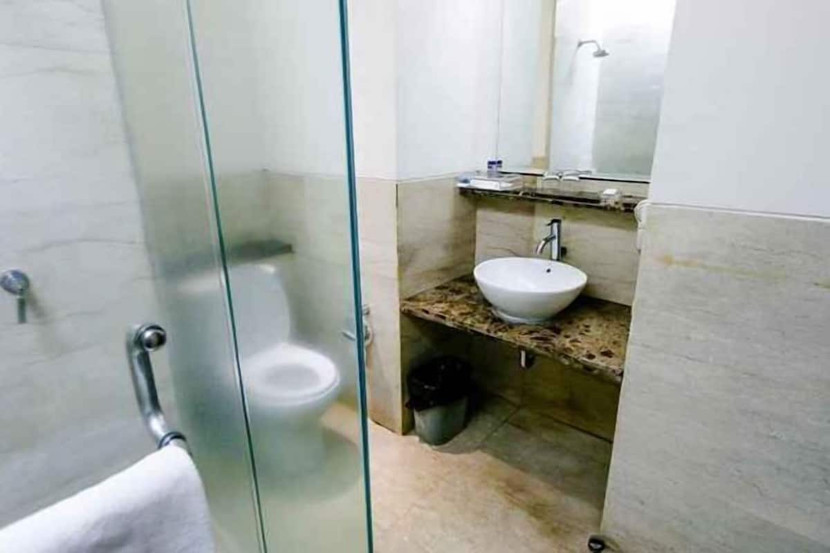 Badezimmer | Dusche, kostenlose Toilettenartikel, Haartrockner, Hausschuhe