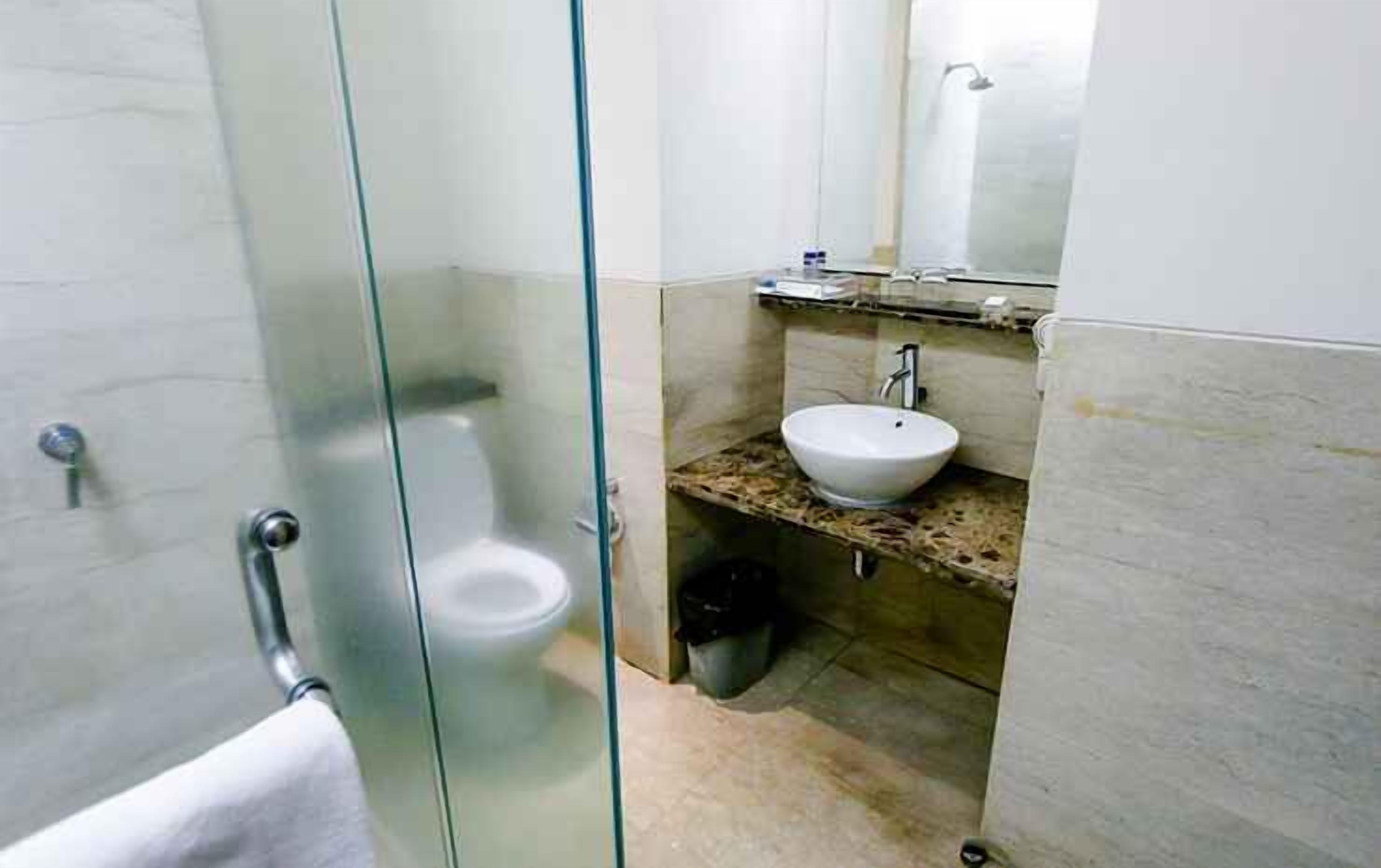 Baño | Regadera, amenidades de baño gratuitas, secadora de cabello, pantuflas 