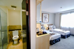 Douche, articles de toilette gratuits, sèche-cheveux, chaussons