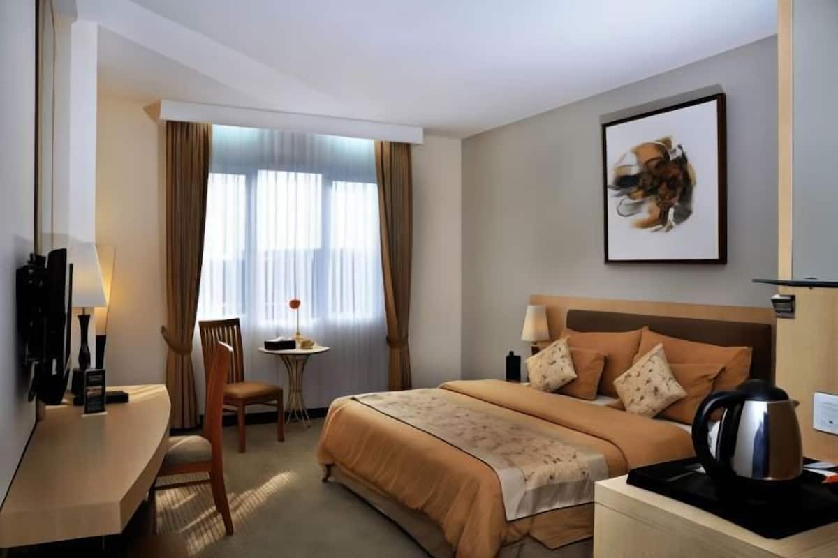 In-room safe, desk, blackout curtains, soundproofing