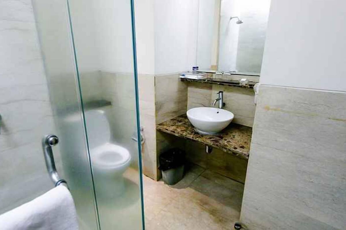 Kylpyhuone | Suihku, ilmaiset hygieniatuotteet, hiustenkuivaaja, tohvelit