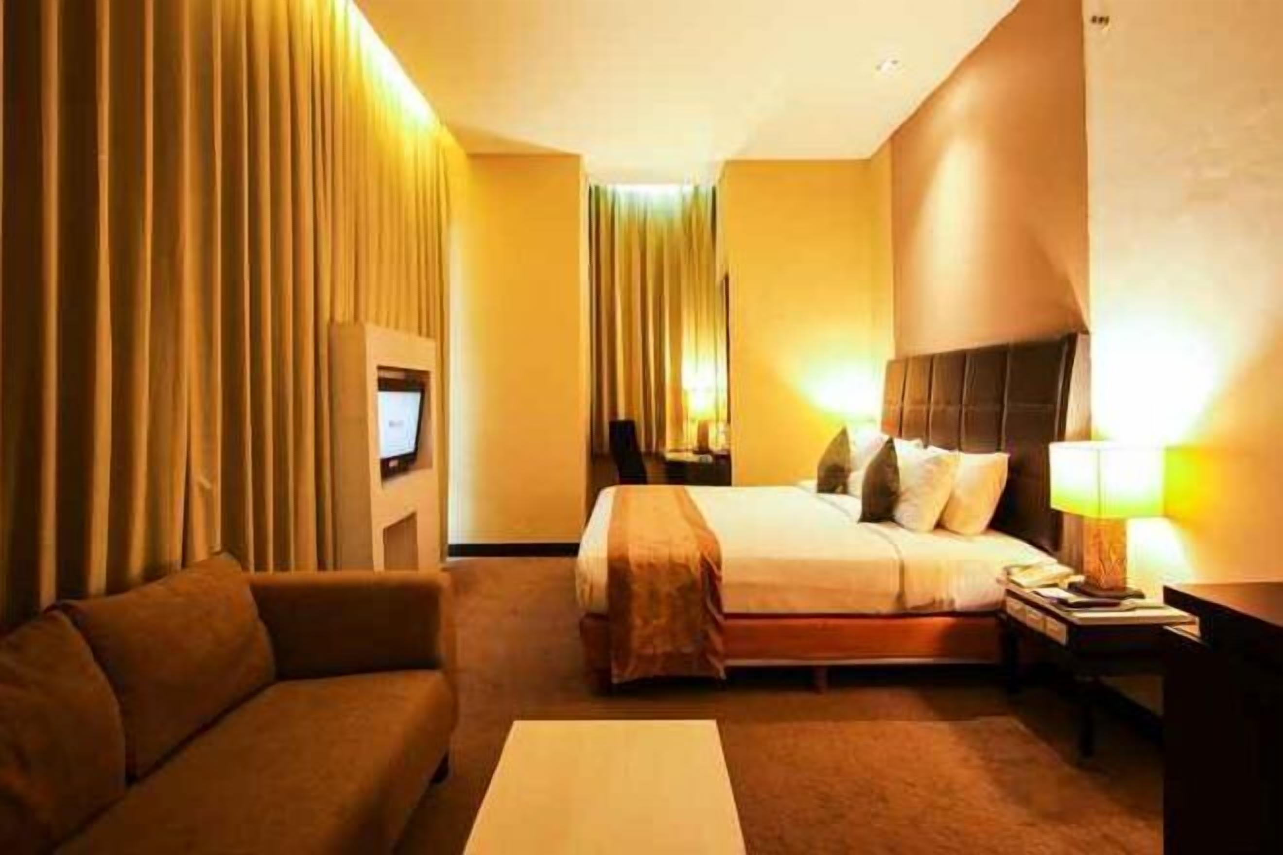 客房内保险箱、办公桌、遮光窗帘、免费 WiFi