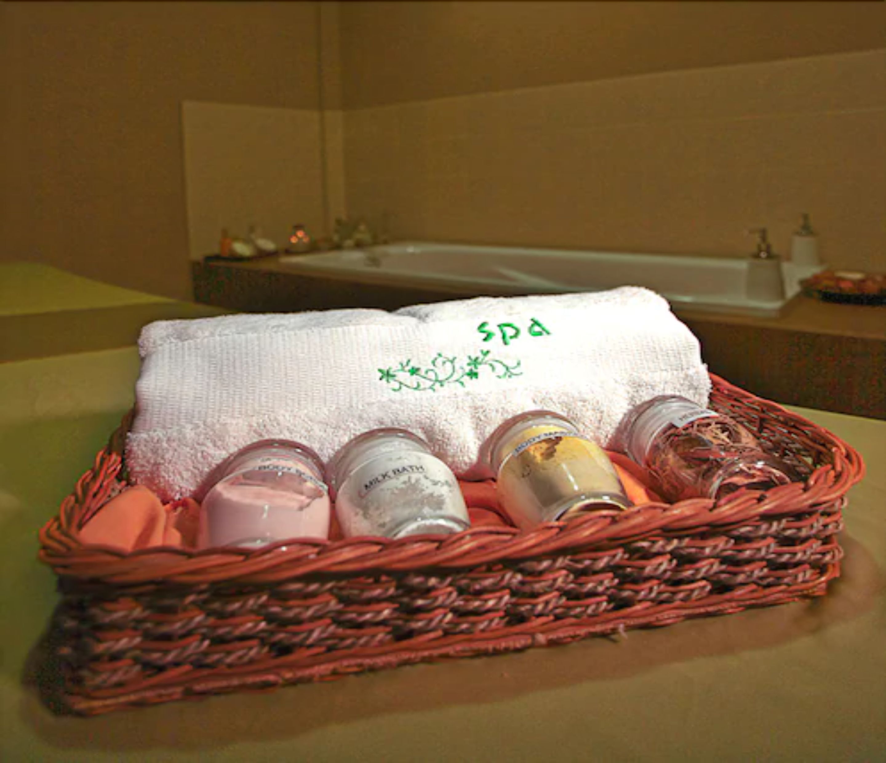 Un panier sur le th ème du spa, contenant des produits de toilette, posé sur une table dans une salle de bain.
