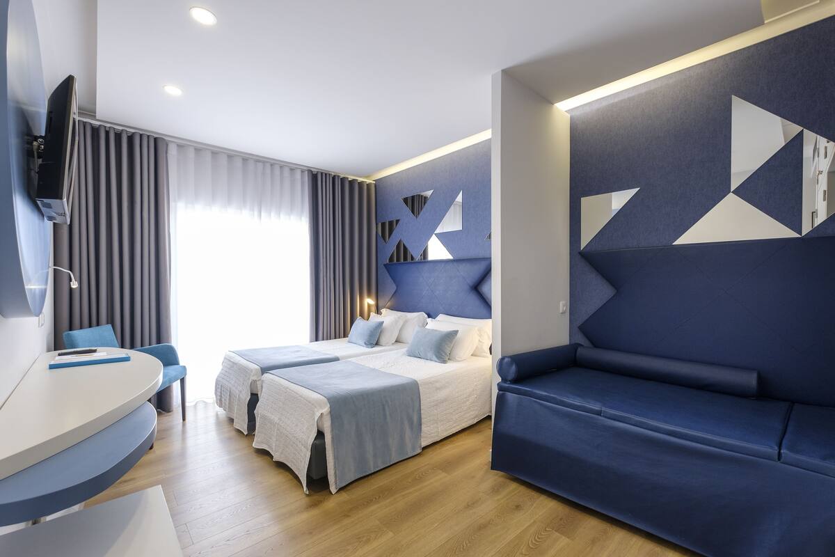 1 bedroom, hypo-allergenic bedding, blackout curtains