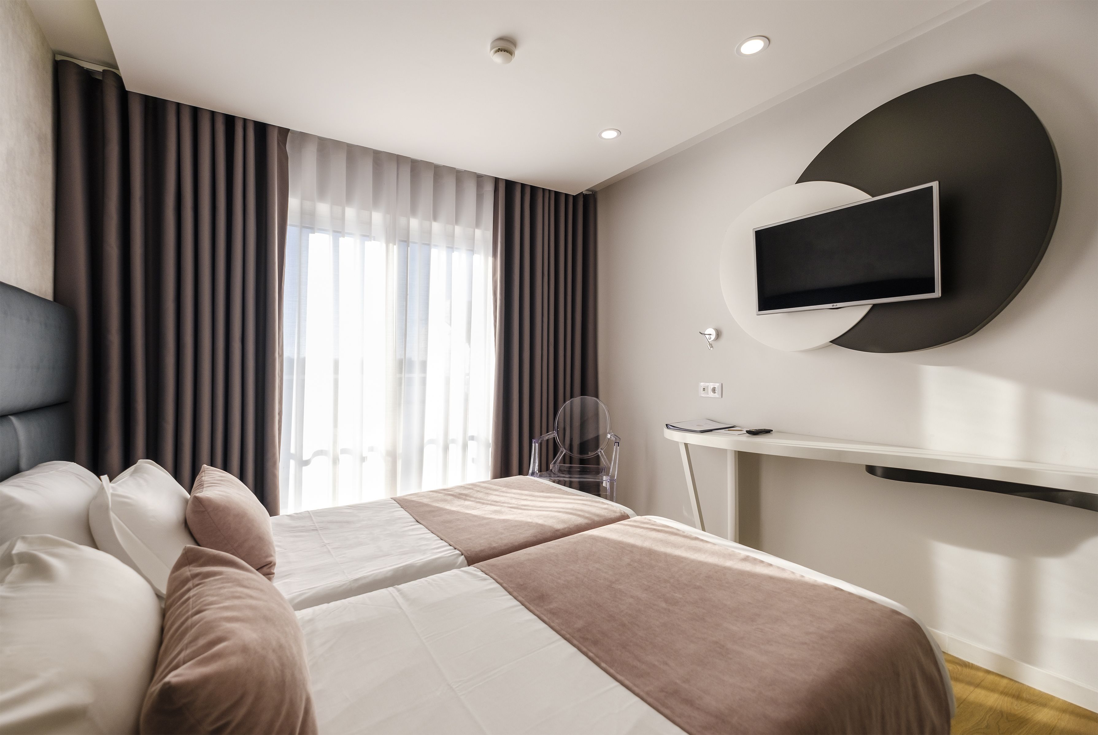 1 bedroom, hypo-allergenic bedding, blackout curtains