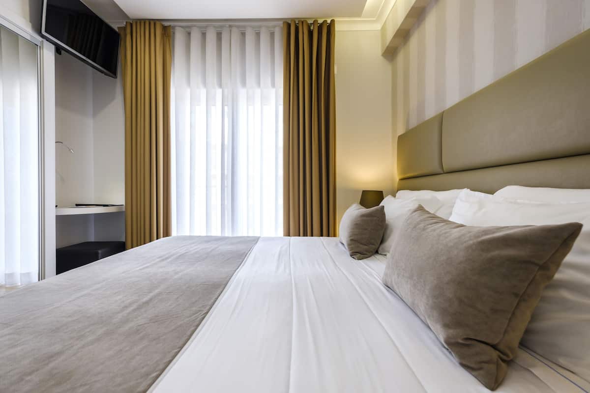 1 bedroom, hypo-allergenic bedding, blackout curtains