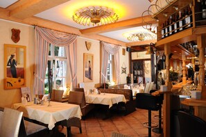 Bar (on property) - Hotel Restaurant Doppeladler (Rees)