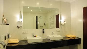 Standard-Doppelzimmer, 1 King-Bett | Badezimmer | Dusche, Haartrockner, Handtücher