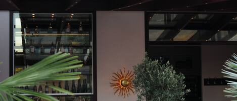 Café da manhã, almoço e jantar; culinária internacional