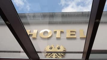 Un letrero de hotel con la palabra 'HOTEL' y un emblema de corona.