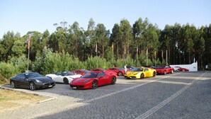 Uma área de estacionamento com vários carros esportivos alinhados.