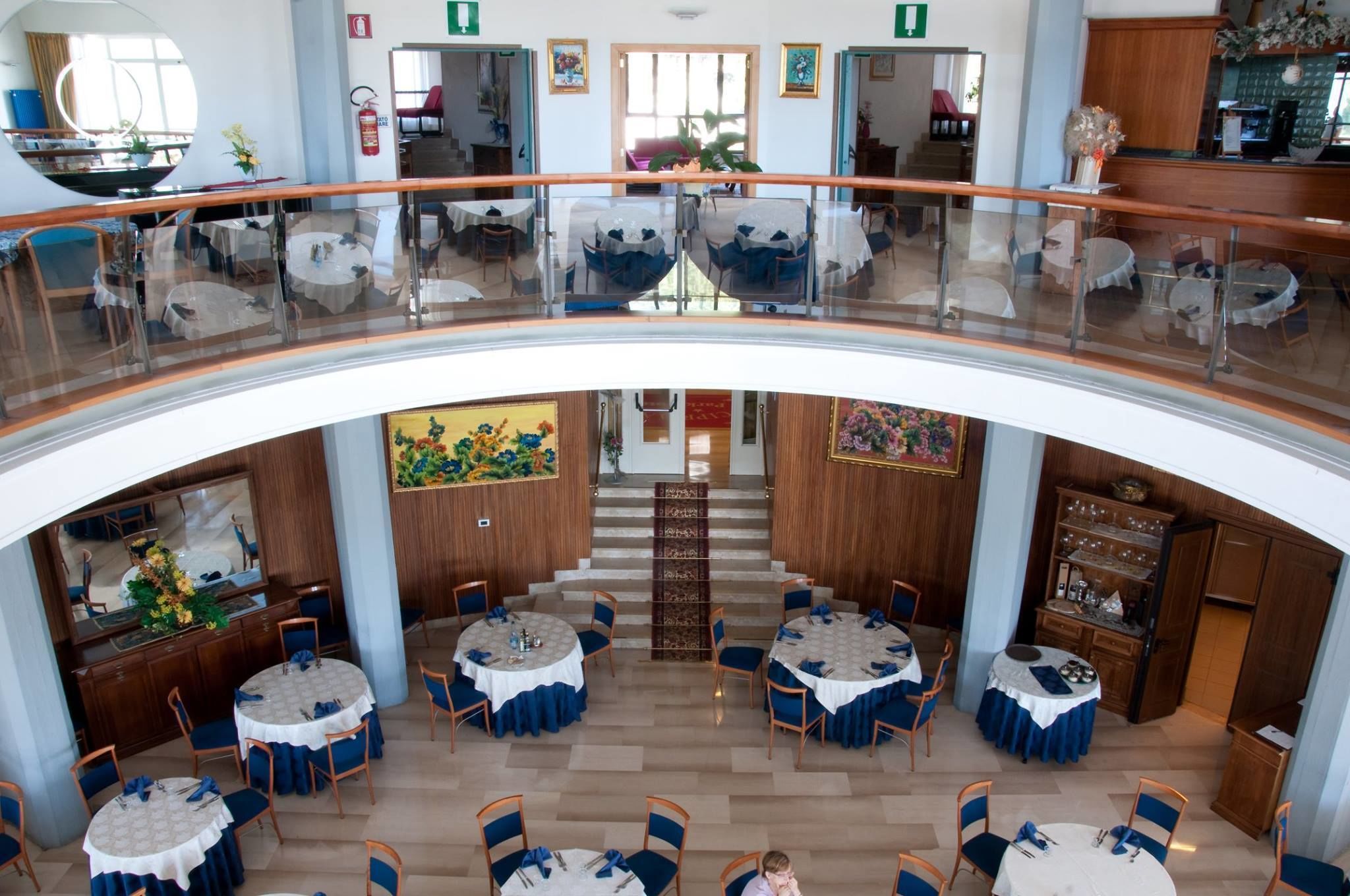 حيث تُقدم وجبات الإفطار، الغداء، العشاء، الأطباق الإيطالية