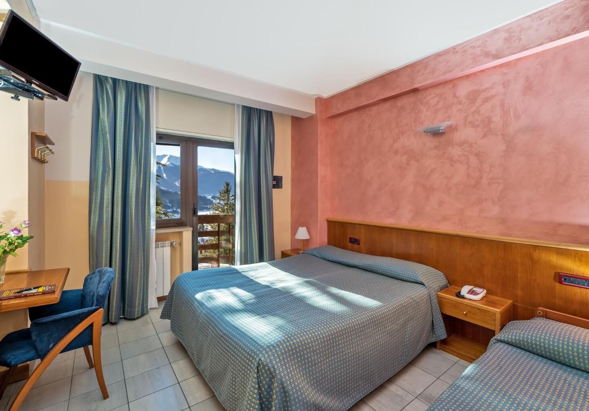 ميني بار وخزنة داخل الغرفة ومكتب وإنترنت سلكي مجاني