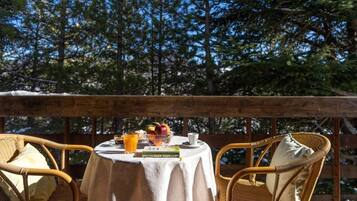 Breakfast, lunch, dinner served; Italian cuisine