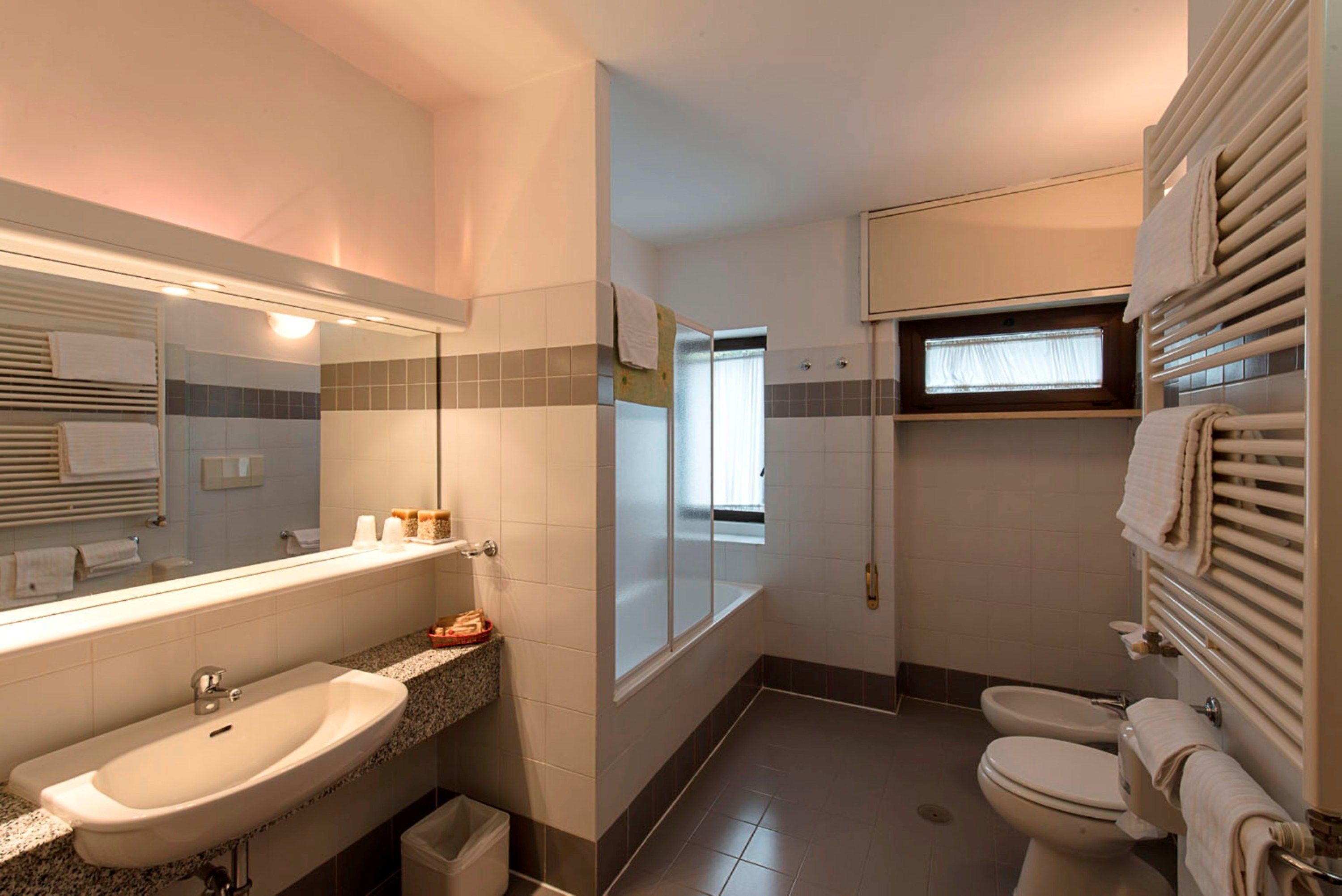 shower, rainfall showerhead, hair dryer, bidet