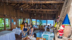 2 Bars/Lounges, Strandbar