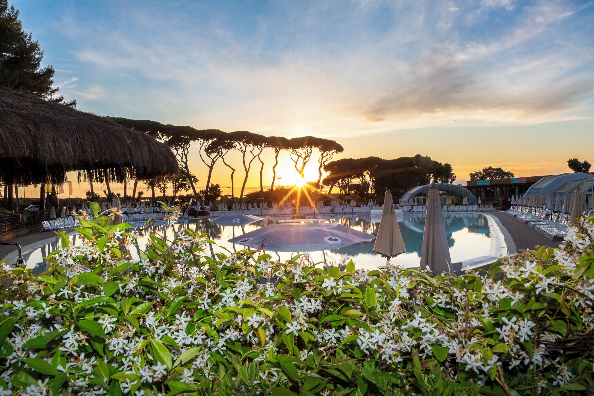 Piscina interna, 5 piscinas externas, guarda-sóis, espreguiçadeiras