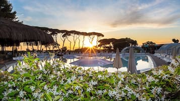 Piscina interna, 5 piscinas externas, guarda-sóis, espreguiçadeiras