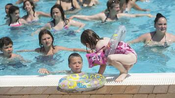 Inomhuspool, 5 utomhuspooler, parasoller och solstolar