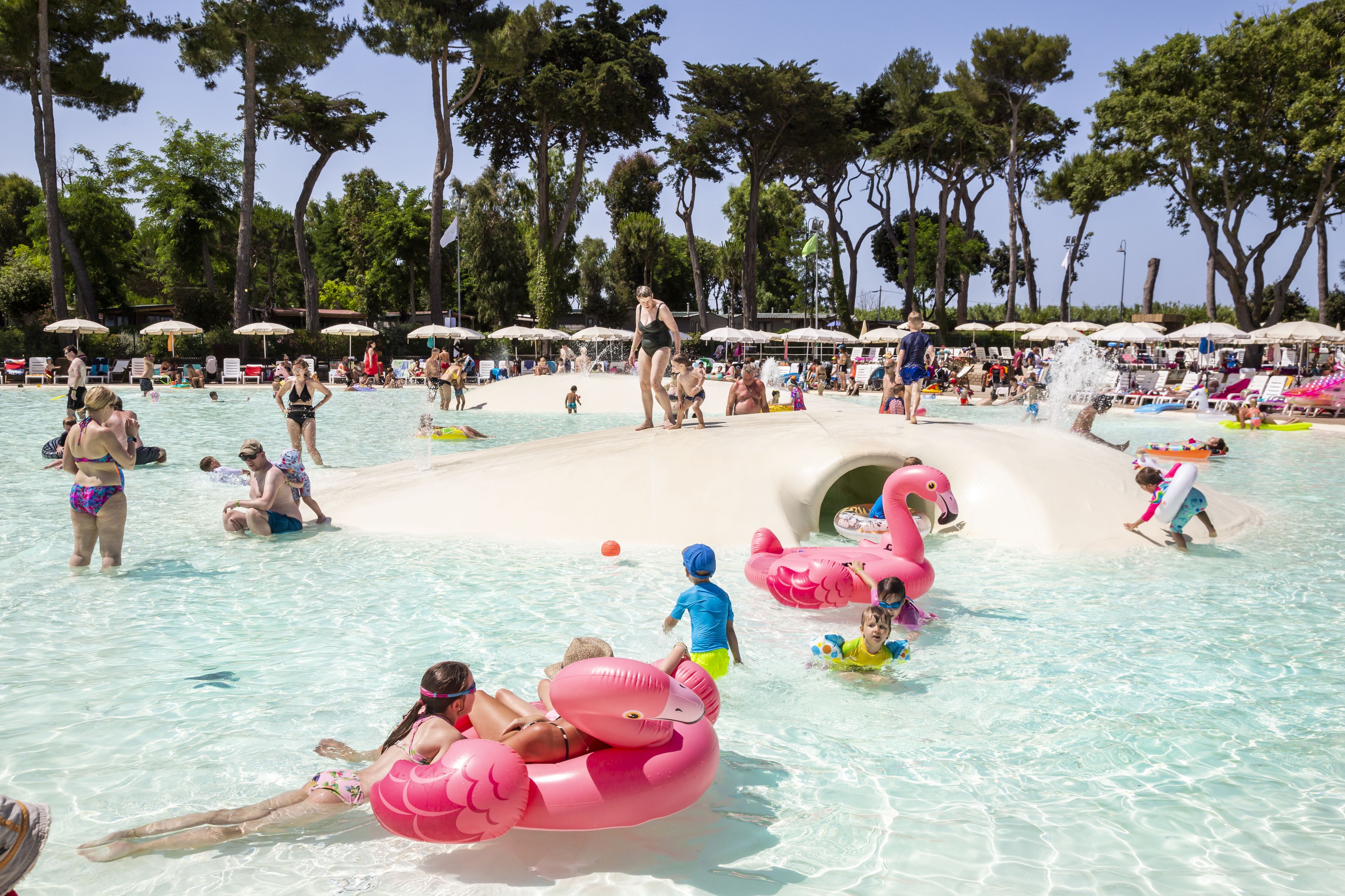 室內泳池、5 個室外泳池；泳池傘、躺椅