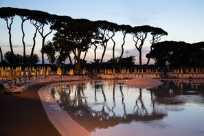 Indoor pool, 5 outdoor pools, pool umbrellas, pool loungers - Hu Park Albatros Village (San Vincenzo)