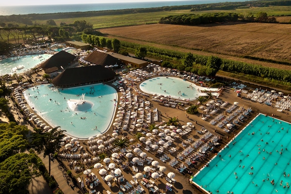 Indoor pool, 5 outdoor pools, pool umbrellas, sun loungers