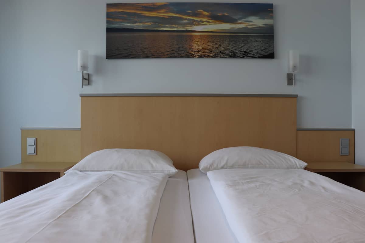Een kluis op de kamer, een bureau, verduisterende gordijnen, gratis wifi