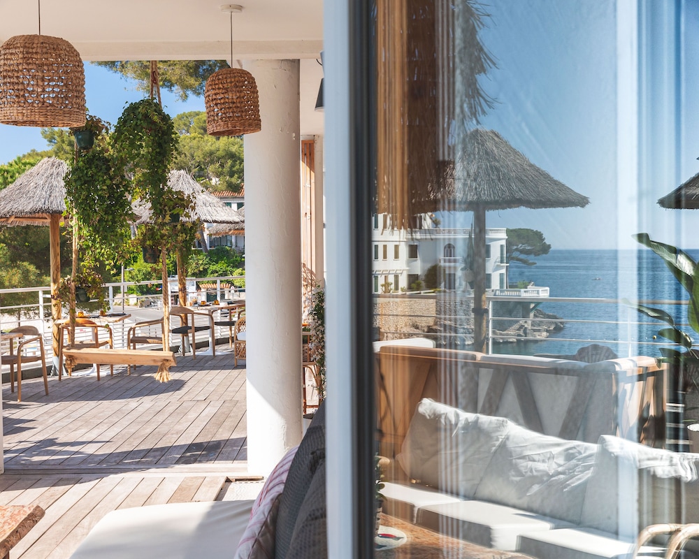 Hotel De La Plage - Mahogany by null