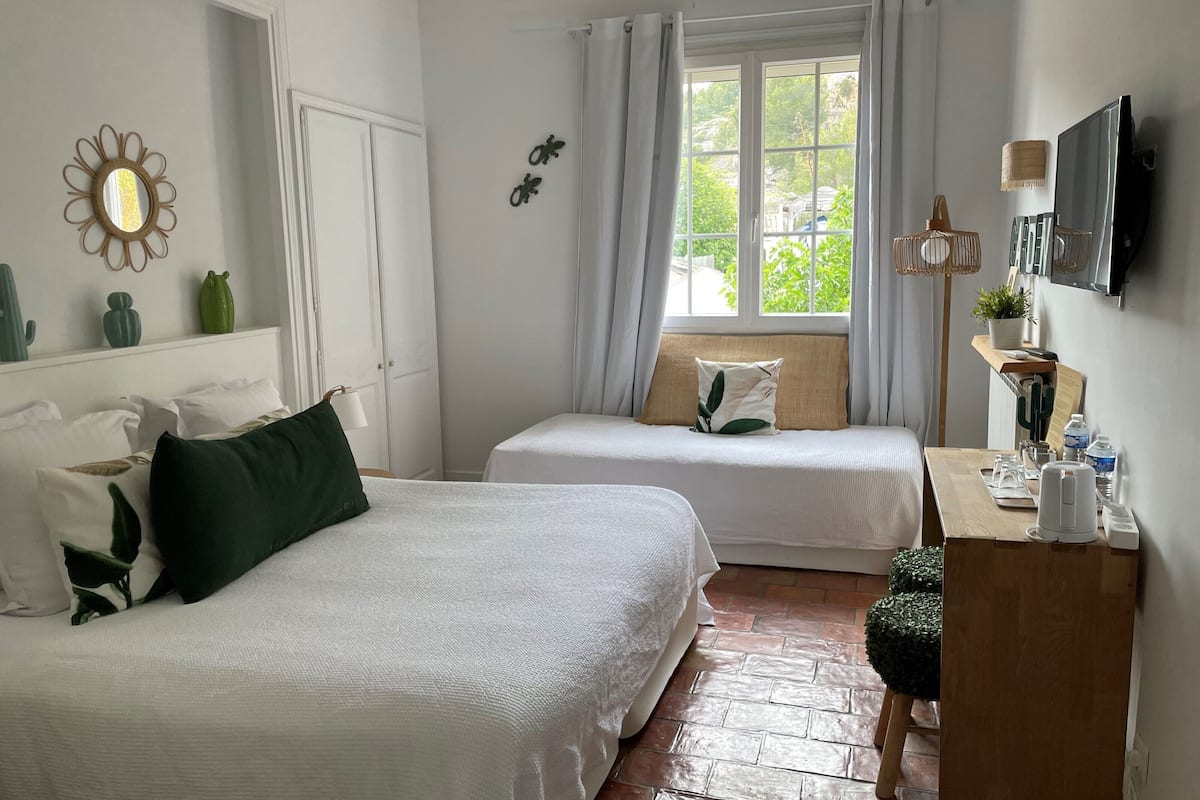 triple room, garden view | in-room safe, individually decorated, desk, free wifi