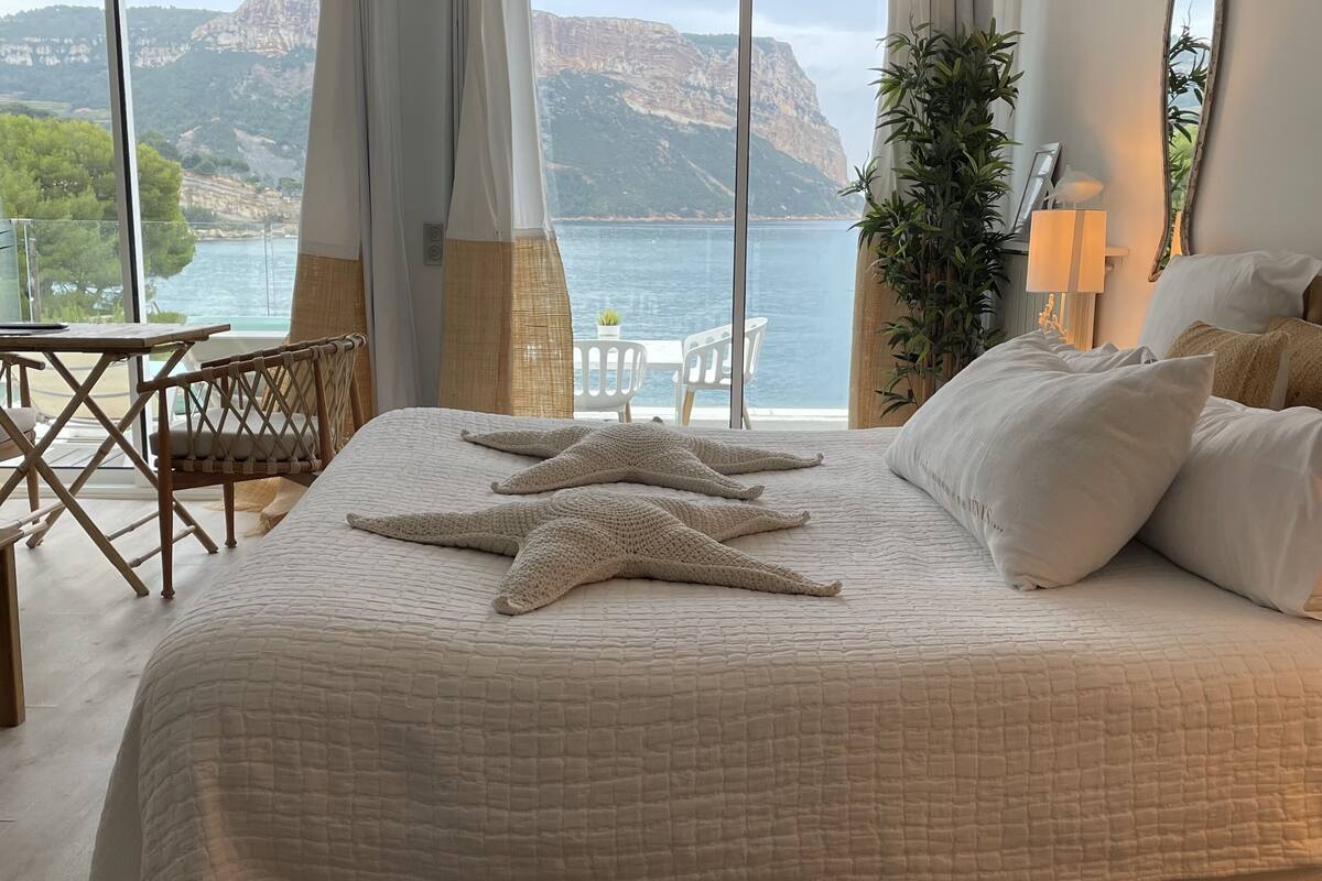 suite canaille 25m2 terrasse 1 grand lit double vue mer maximum 2 personnes | in-room safe, individually decorated, desk, free wifi