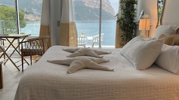 Suite | Een kluis op de kamer, individueel gedecoreerd, een bureau, gratis wifi