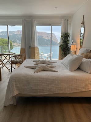 Suite | Een kluis op de kamer, individueel gedecoreerd, een bureau, gratis wifi