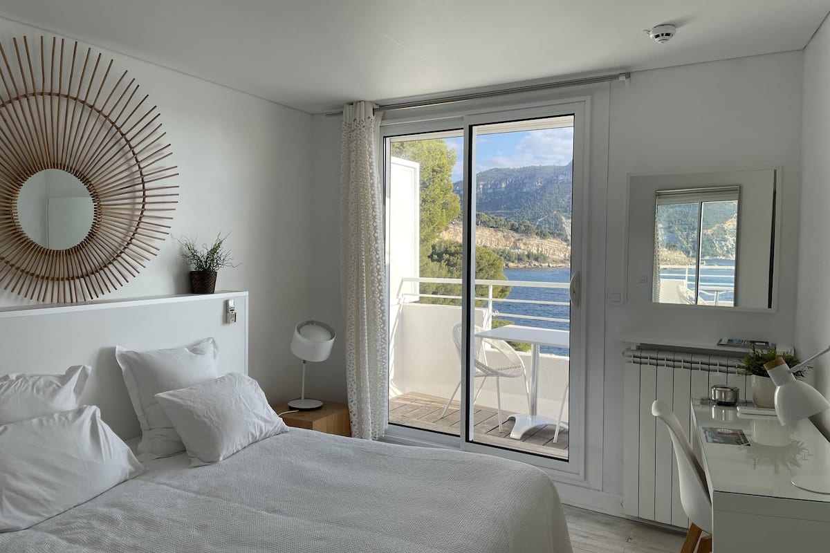 classic double room | in-room safe, individually decorated, desk, free wifi