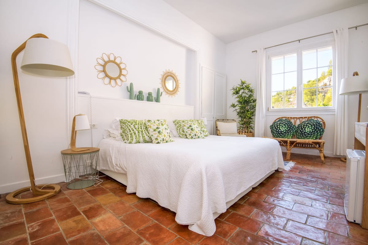 Dubbelrum (Chambre double - vue sur jardin) | 1 sovrum, värdeförvaringsskåp på rummet och individuell inredning