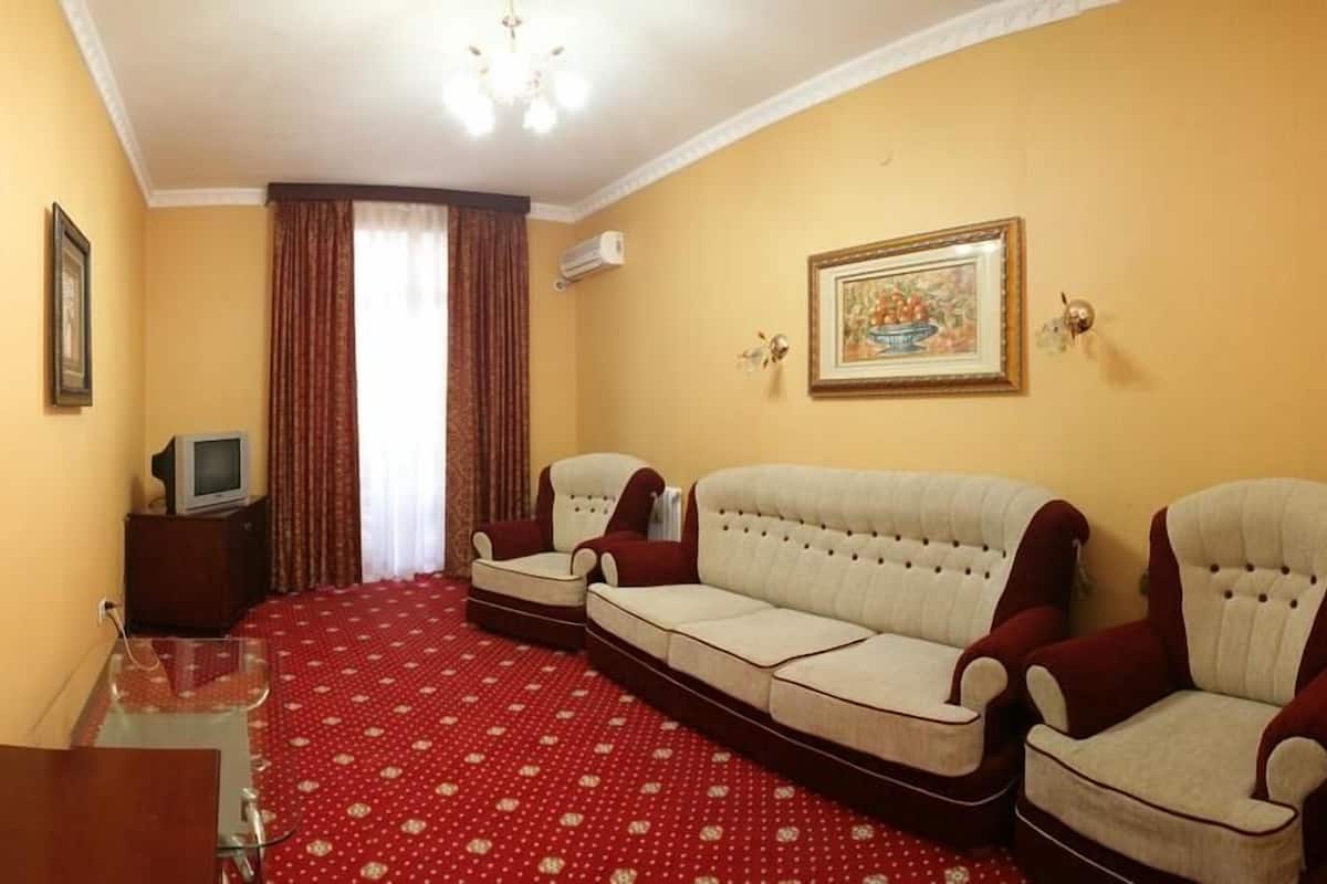 أسرّة بطبقة علوية مريحة وميني بار ومكتب