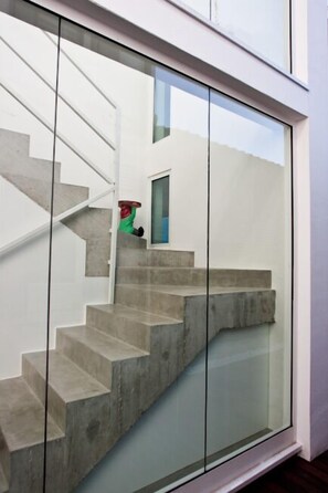 A modern staircase with glass railings and a minimalist design. - Legrenzi Rooms (Mestre)