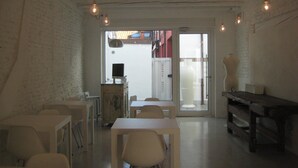 A dining area with tables and chairs, a mannequin, and a large window with a view of the outside. - Legrenzi Rooms (Mestre)