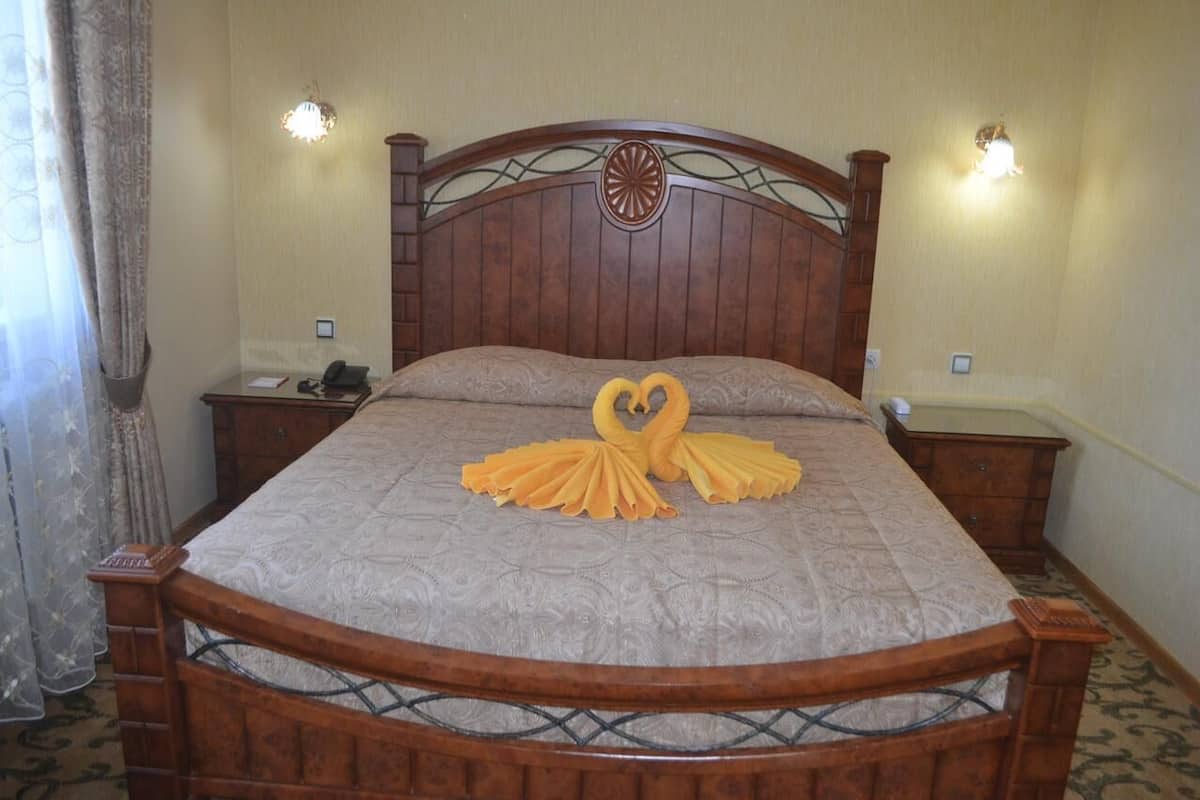 Premium bedding, minibar, in-room safe, desk