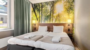 Family Room, 2 Twin Beds, Non Smoking | Desk, cribs/infant beds, free WiFi, bed sheets