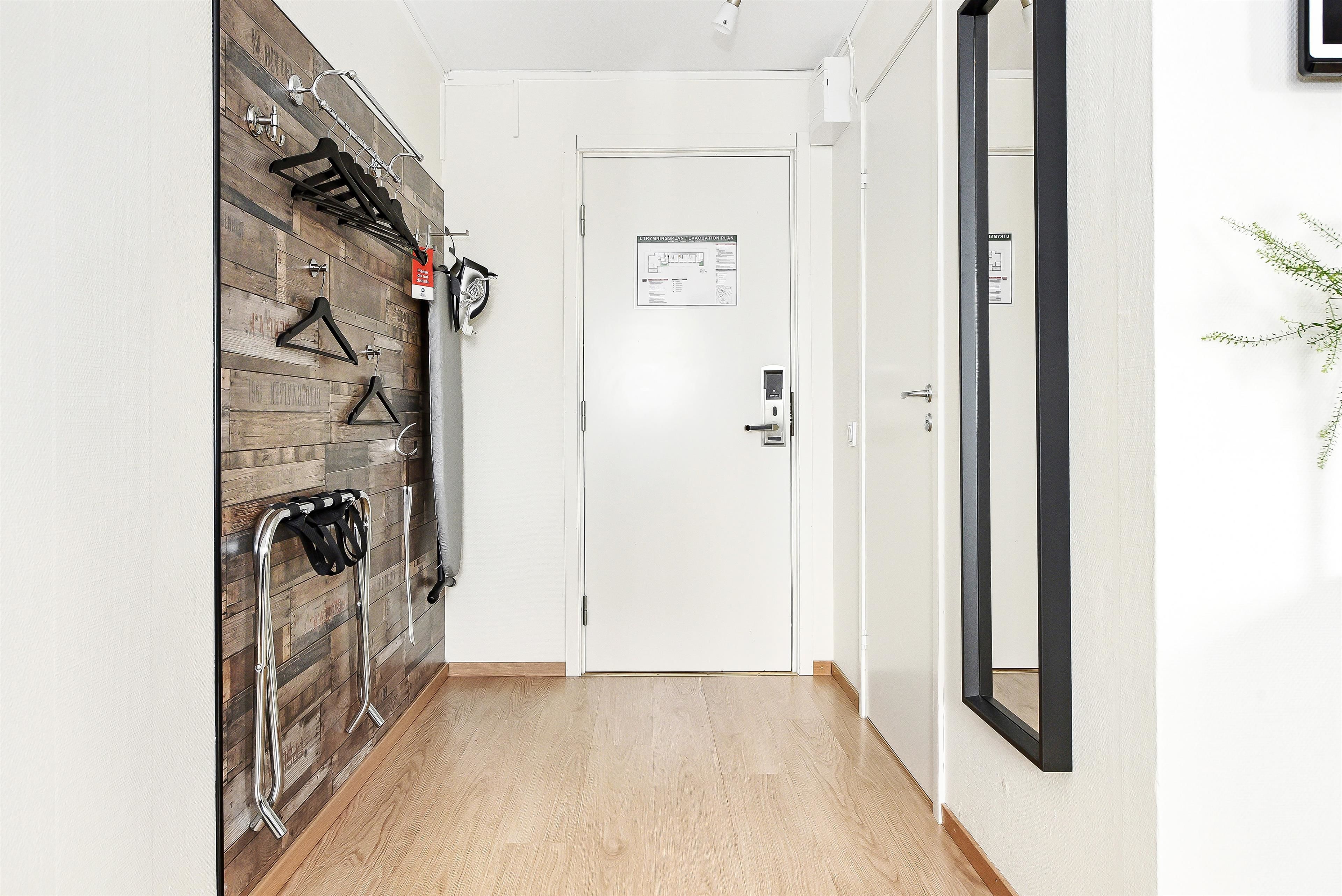 deluxe room, 1 king bed, non smoking | 1 bedroom, desk, cots/infant beds, free wifi