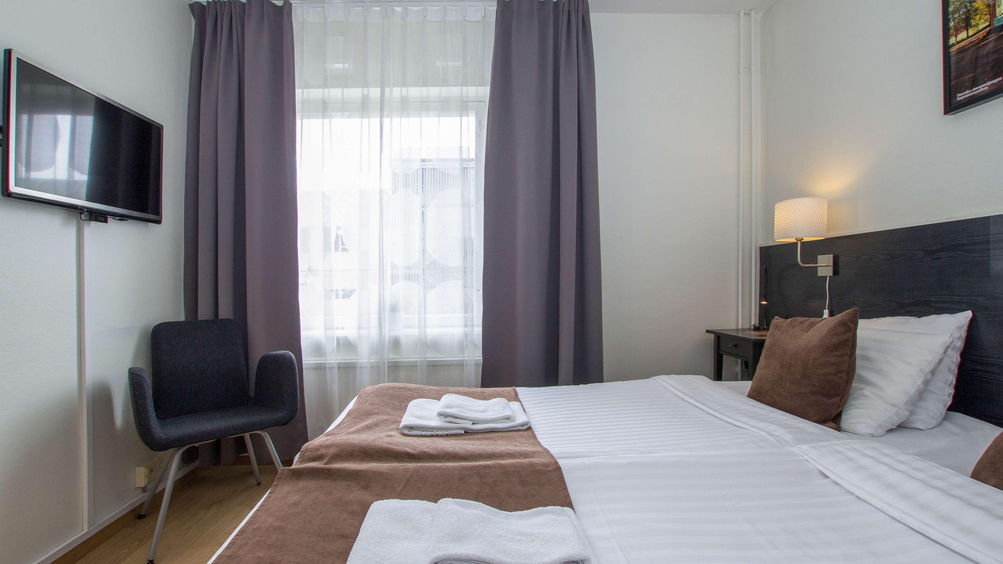 Een bureau, babybedden (toeslag), gratis wifi, beddengoed