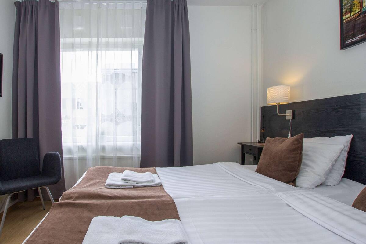 Escritorio, cunas, wifi gratis y ropa de cama 